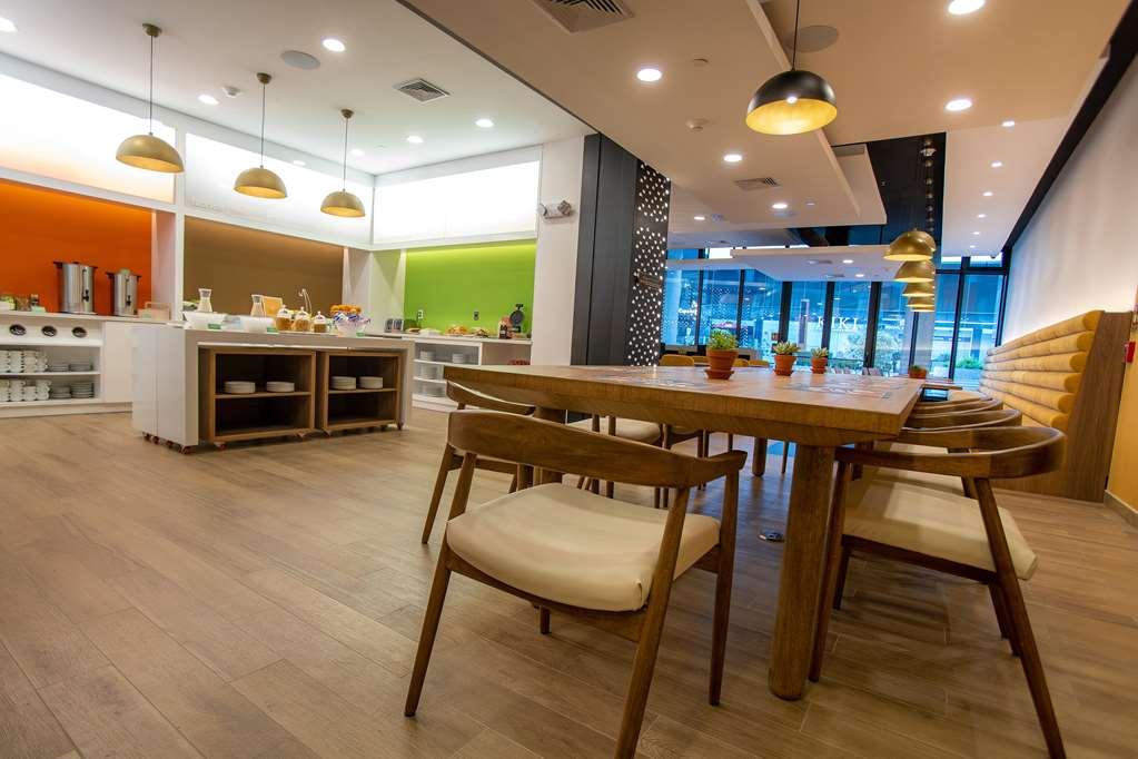 فندق Hampton By Hilton Quito La Carolina Park المطعم الصورة